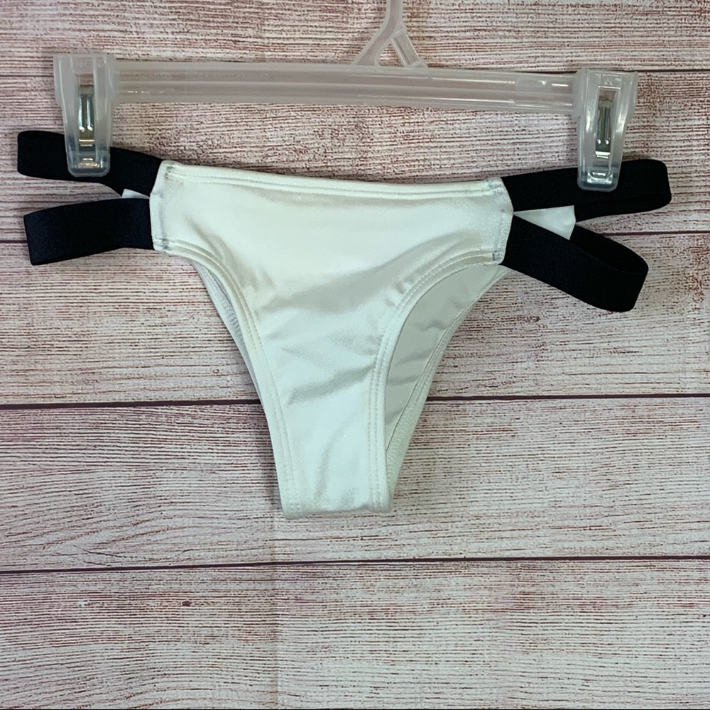 Victoria’s Black White Strappy Bimini Bottom S/P